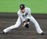 ２回、ダルベックの打球をファンブルする木浪（撮影・立川洋一郎）