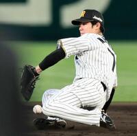 ２回、大城の打球を捕れず適時打にする中野（撮影・田中太一）