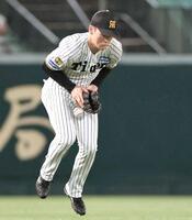 ９回、松本の打球をファンブルする高寺（撮影・田中太一）