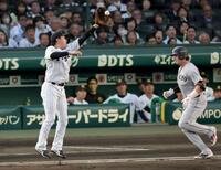 　２回、木浪の送球を捕球する大山（撮影・山口登）