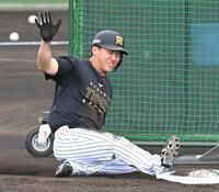 二塁にスライディングする立石（撮影・高部洋祐）