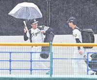 雨天中止となり、引き上げる立石（左）＝撮影・高部洋祐