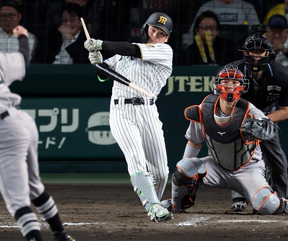 ７回、高寺はバットを折りながら左前で逆転２点適時打を放つ（捕手・大城）＝撮影・山口登