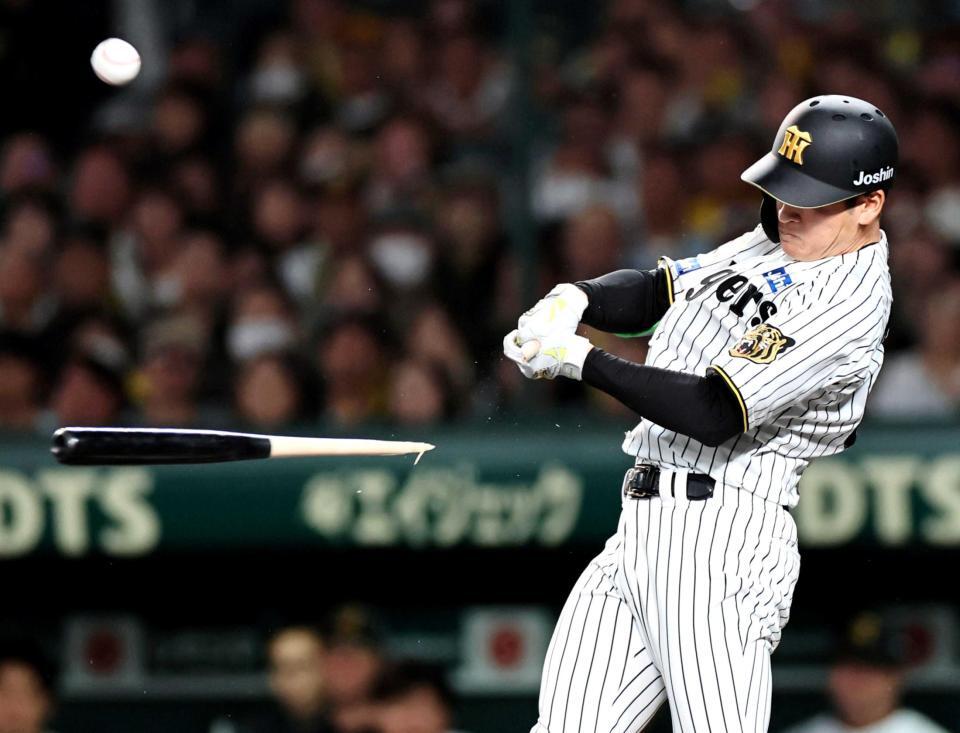 　７回、バットを折りながら逆転２点打を放つ代打高寺（撮影・田中太一）