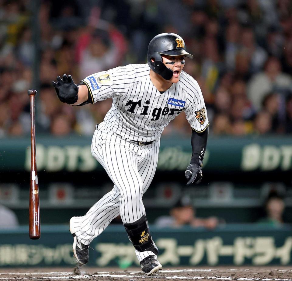 　７回、適時打を放つ前川（撮影・西田忠信）