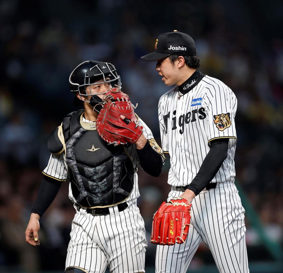 ２点を失った２回を投げ終え、坂本（左）とベンチに戻る才木（撮影・西田忠信）