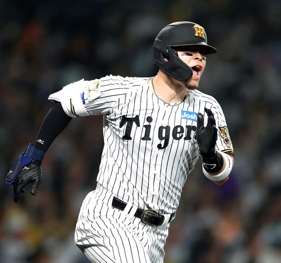 　７回、二塁打を放ち、ほえる佐藤輝