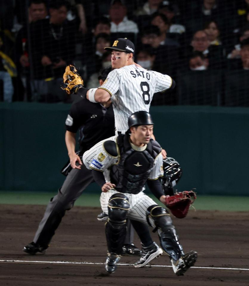 ４回、佐藤輝は大城にタッチし二塁へ送球する（撮影・山口登）