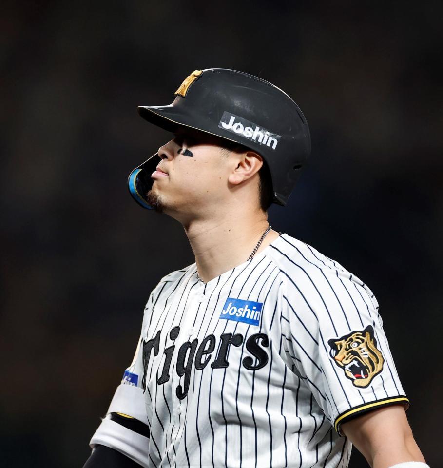 ４回、二ゴロに倒れた佐藤輝（撮影・西田忠信）