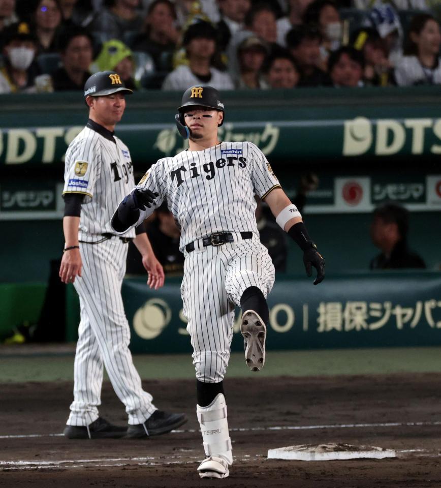 ８回、中飛に倒れる佐藤輝（撮影・山口登）