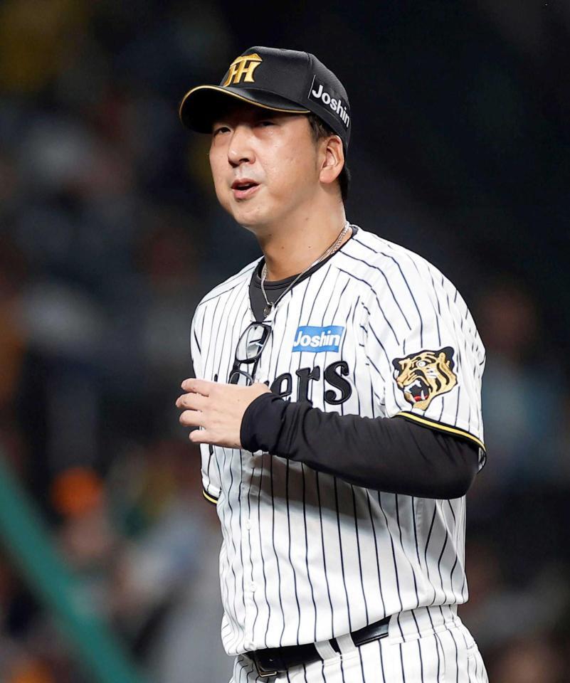 　巨人に敗れ、足早に引き揚げる藤川監督（撮影・西田忠信）