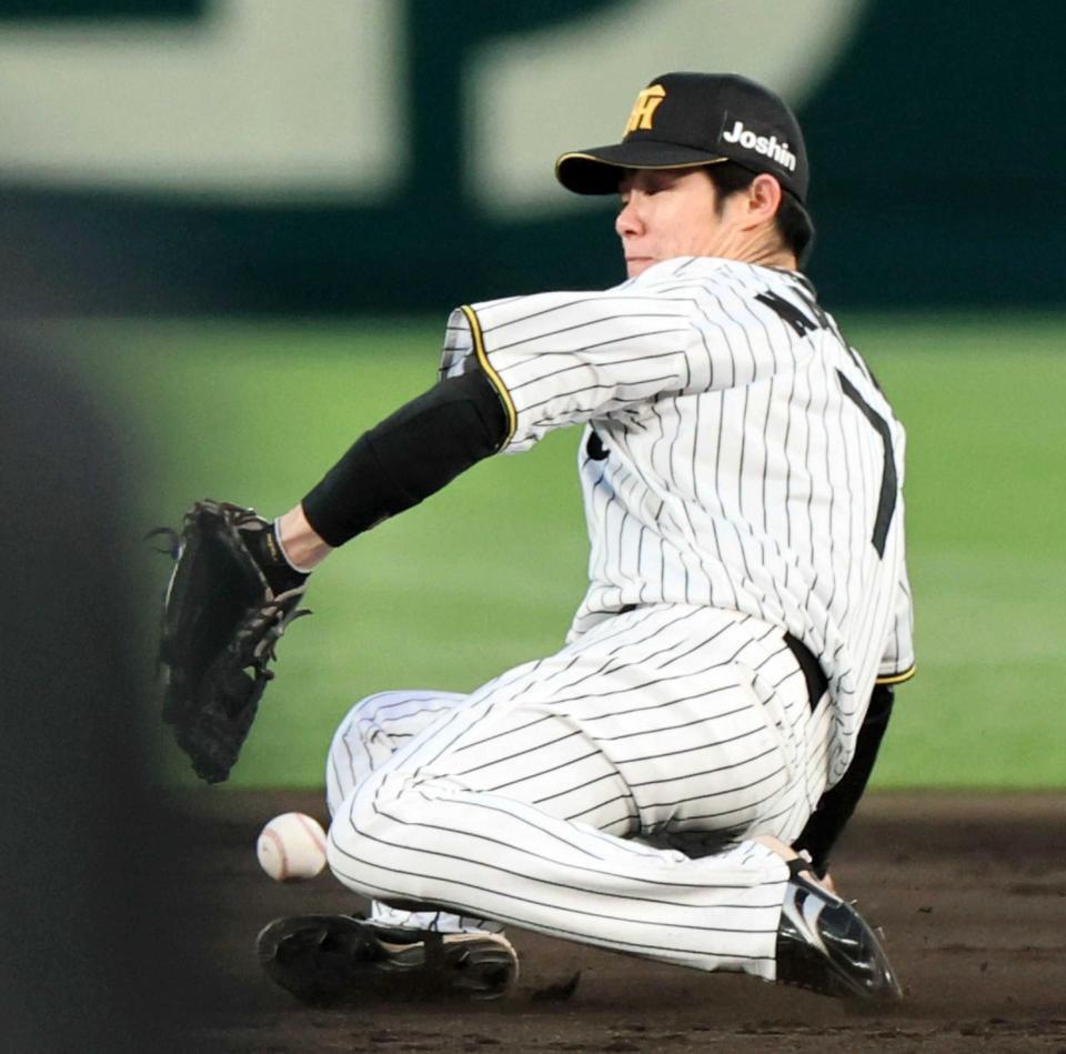 ２回、大城の打球を捕れず適時打にする中野（撮影・田中太一）