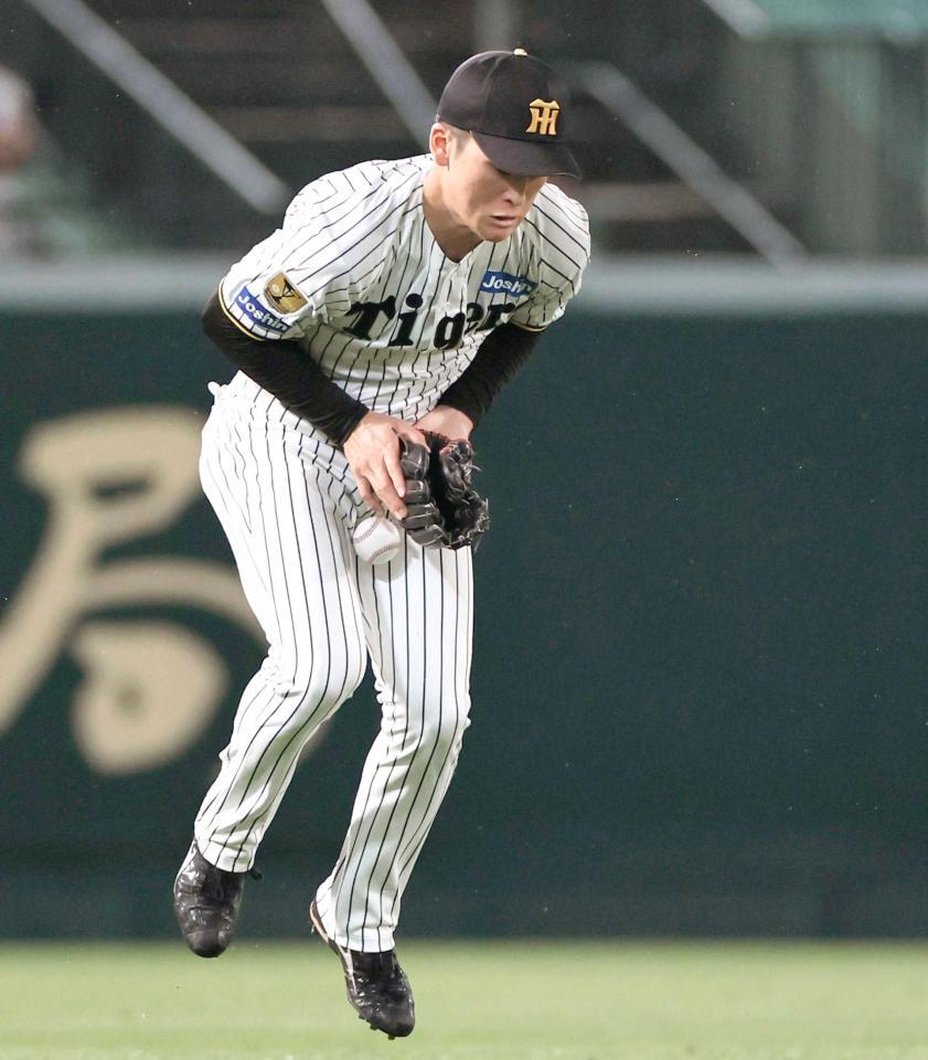 ９回、松本の打球をファンブルする高寺（撮影・田中太一）