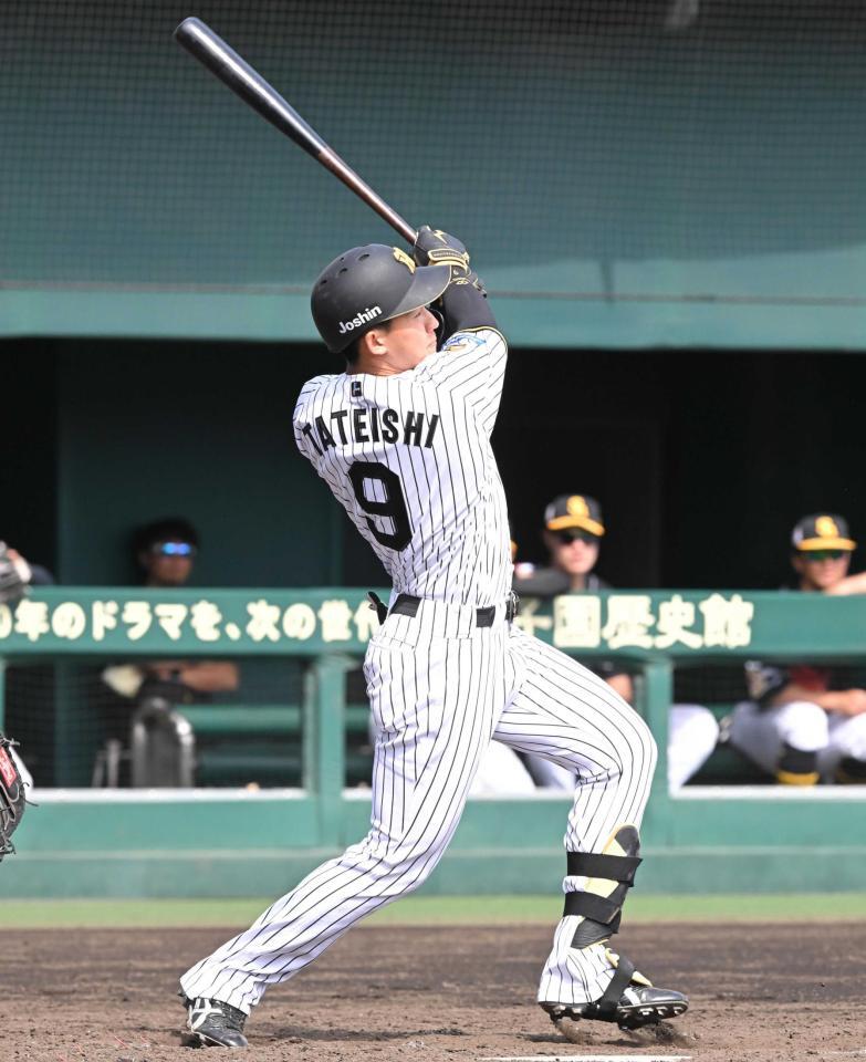 　５回、鋭い打球を放つも左飛に倒れる立石（撮影・高部洋祐）