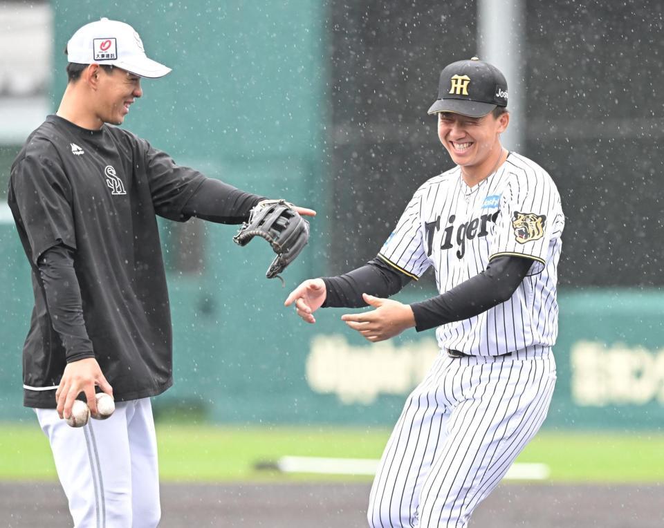 ソフトバンク・高橋（左）と談笑する立石（撮影・高部洋祐）
