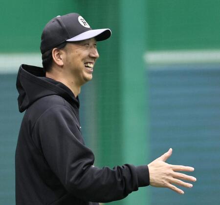 雨天中止となり、リラックスする藤川監督（撮影・田中太一）