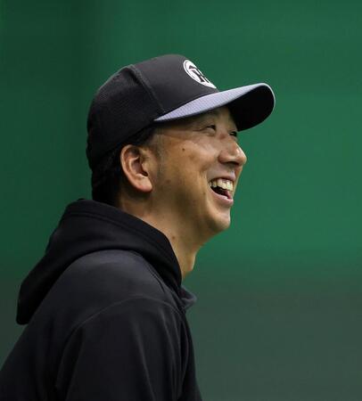 笑顔で練習を見る藤川監督（撮影・西田忠信）