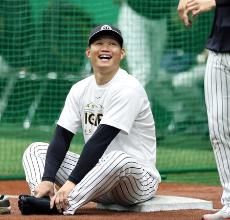 　練習前、笑顔を見せる森下（撮影・田中太一）