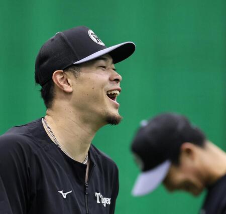 ハツラツと練習をする佐藤輝（撮影・田中太一）