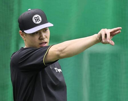 ハツラツと練習をする佐藤輝（撮影・田中太一）