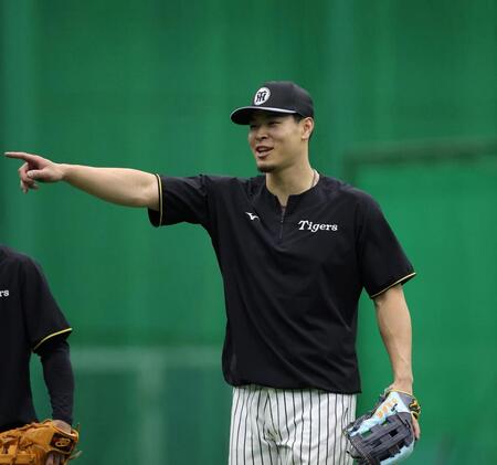 練習の合間に笑顔を見せる佐藤輝（撮影・西田忠信）