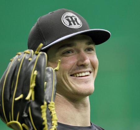 練習の合間、笑顔を見せるルーカス（撮影・田中太一）