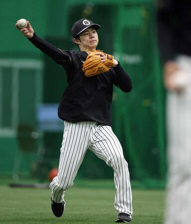 　ノックを受ける中野（撮影・西田忠信）