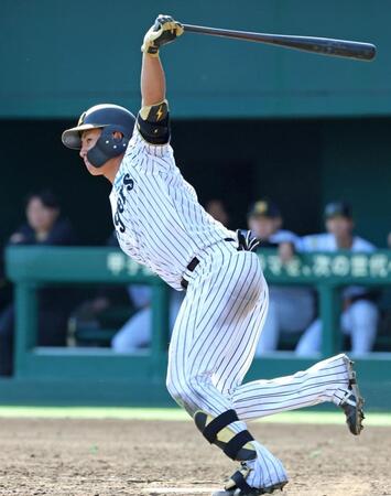 ８回、ファウルで粘る立石。この試合３四球を選んだ（撮影・立川洋一郎）