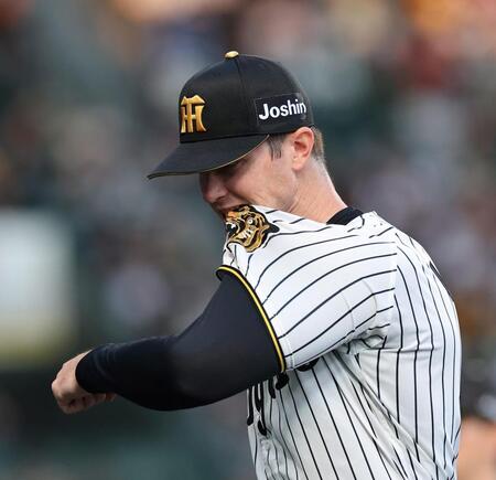 初回に３点を失いベンチに戻るルーカス（撮影・西田忠信）