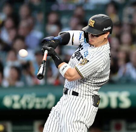 １回、２ランを放つ佐藤輝（撮影・田中太一）