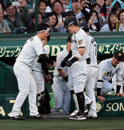 １回、佐藤輝（右）は２ランを放ち森下に迎えられる（撮影・山口登）