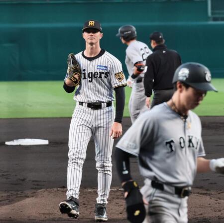 １回、ダルベック（奥）に３ランを許すルーカス（撮影・田中太一）