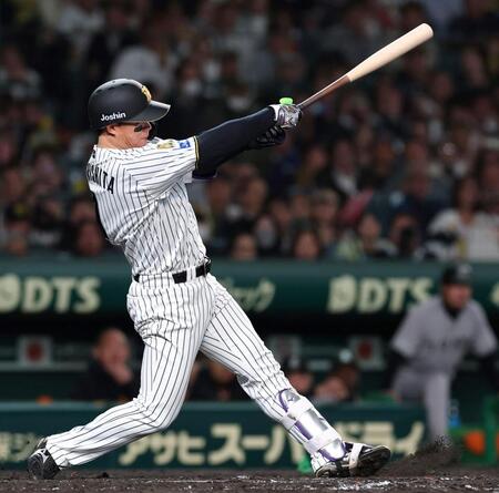 ４回、左前打を放つ森下（撮影・西田忠信）