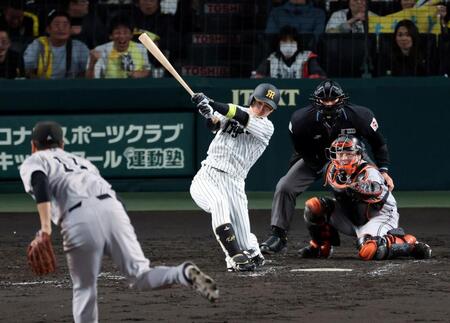 ５回、右前打を放つ近本（撮影・山口登）