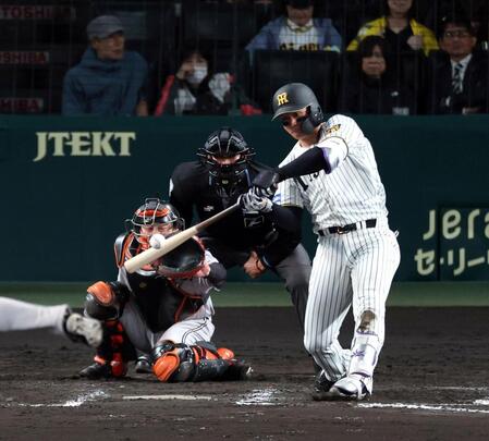 ８回、左中間に二塁打を放つ森下（捕手　岸田）