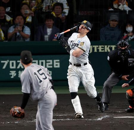 ８回、空振り三振に倒れる佐藤輝（投手　大勢）＝撮影・山口登