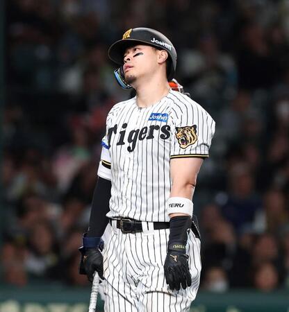 ８回、空振り三振に倒れた佐藤輝（撮影・西田忠信）