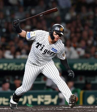 ８回、空振り三振に倒れる前川（撮影・西田忠信）