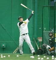 室内で打撃練習をする森下（撮影・西田忠信）