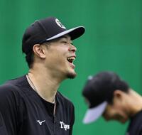 ハツラツと練習をする佐藤輝（撮影・田中太一）