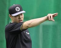 ハツラツと練習をする佐藤輝（撮影・田中太一）