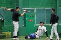 ストレッチをしながら話をする（左から）佐藤輝と森下（撮影・田中太一）