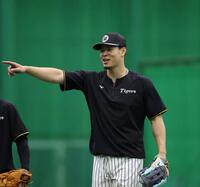 練習の合間に笑顔を見せる佐藤輝（撮影・西田忠信）