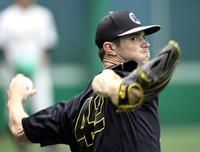 　キャッチボールで調整するルーカス（撮影・田中太一）