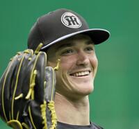 練習の合間、笑顔を見せるルーカス（撮影・田中太一）