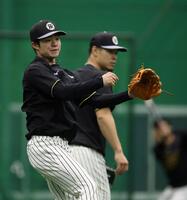 軽快にノックをさばく中野（撮影・西田忠信）