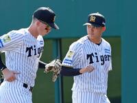 ７回を無失点で終え、ディベイニー（左）とタッチを交わす能登（撮影・立川洋一郎）