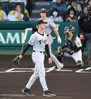 １回、ルーカスは松本に四球を与える（撮影・山口登）