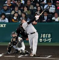 １回、左越えに先制３ランを放つダルベック（撮影・山口登）