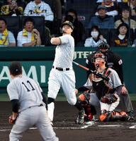 １回、中越えに２ランを放つ佐藤輝（投手　田中将、捕手　岸田）＝撮影・山口登